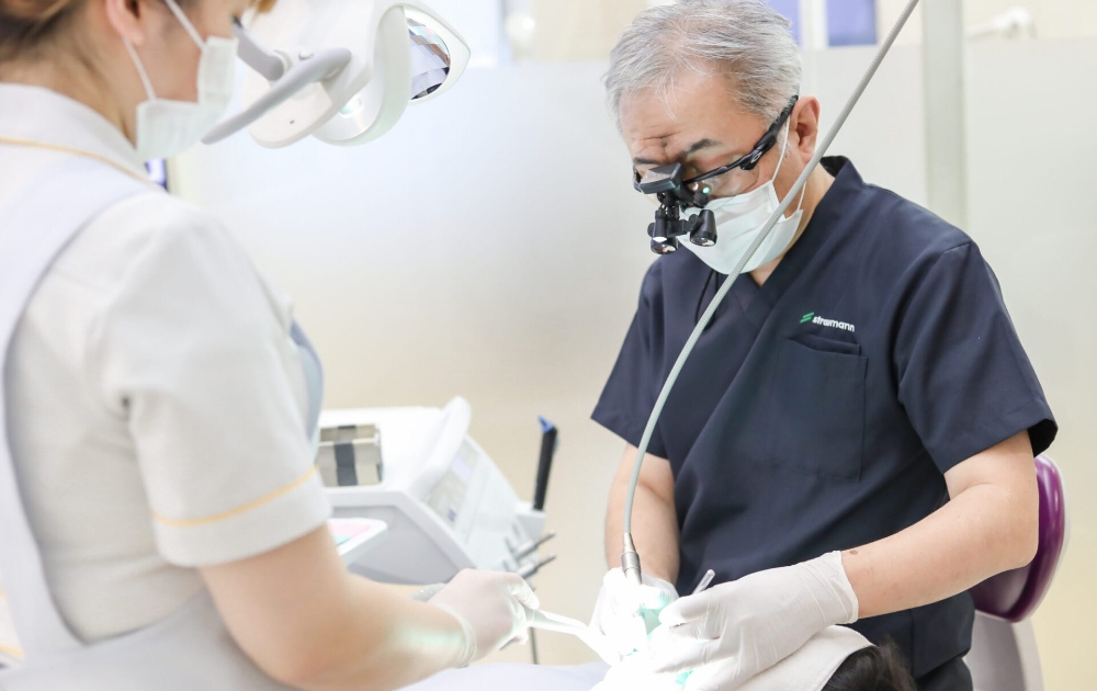 ▼レーザーを用いて虫歯を除去