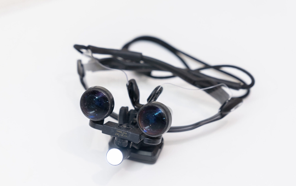 ▼拡大鏡を用いた精密な診断と治療