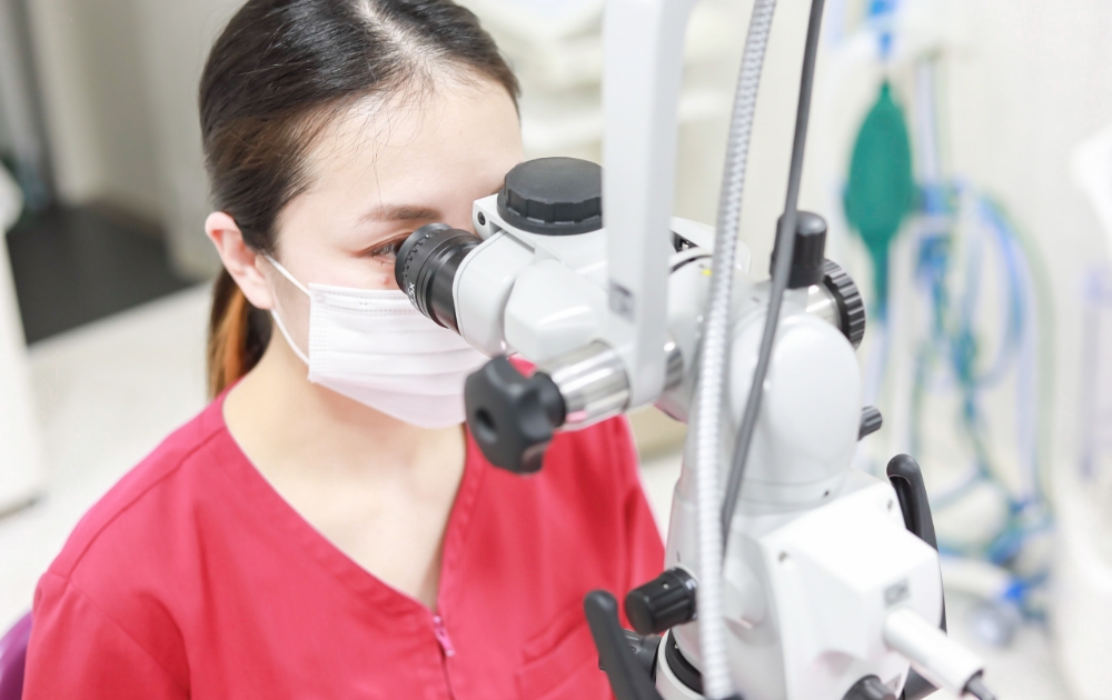 ▼マイクロスコープによる精密な処置